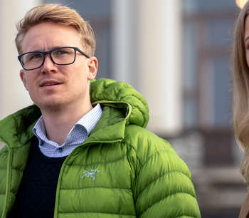 Tre personer ser utover