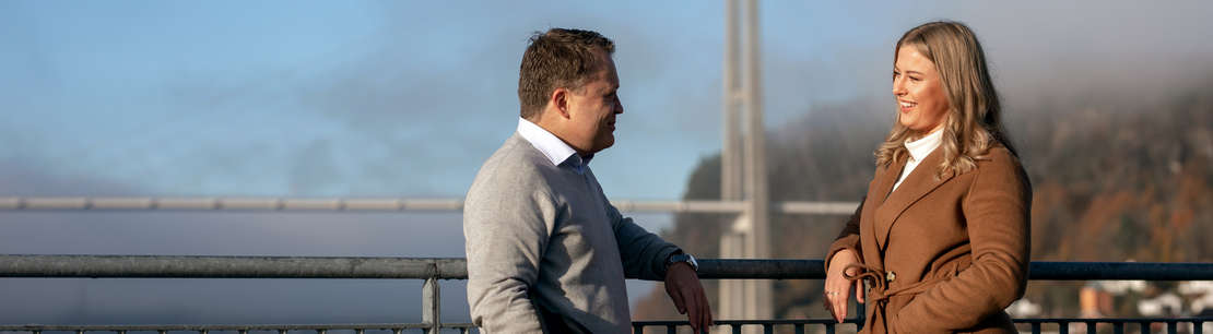 To personer snakker sammen på en bro