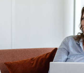 Fire personer sitter i møte