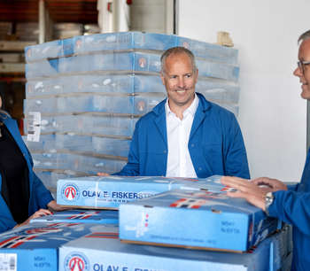 Tre personer i en lagerbygning