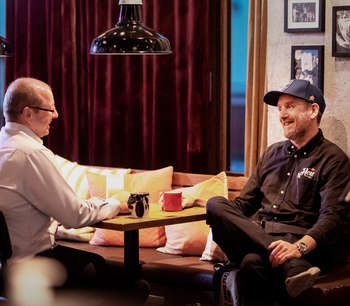 To personer i dialog på kafe