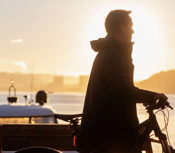 Person med sykkel på Aker Brygge