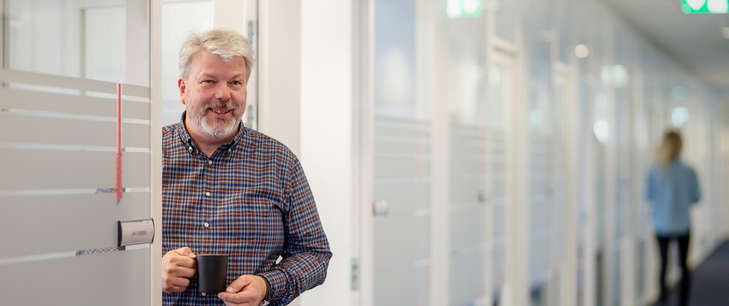 Mann i døråpning på kontor