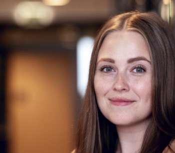 dame med armene i kors