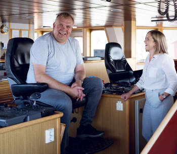 Mann og kvinne inne i en båt