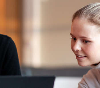 mann og dame bak en pc