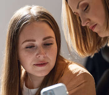 To personer snakker sammen på et kontor