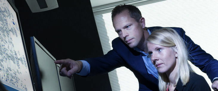 To personer i en teknologilab