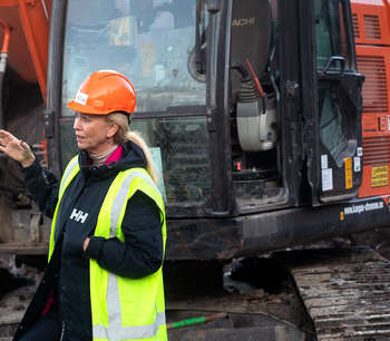 mann og dame på en byggeplass
