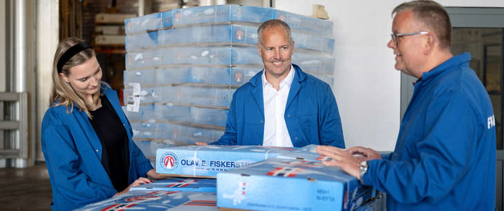 Tre personer i en lagerbygning