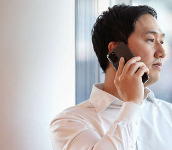 Person snakker på telefon i et kontor