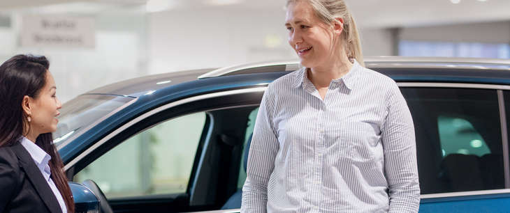 To kvinner snakker sammen i en bilforhandler