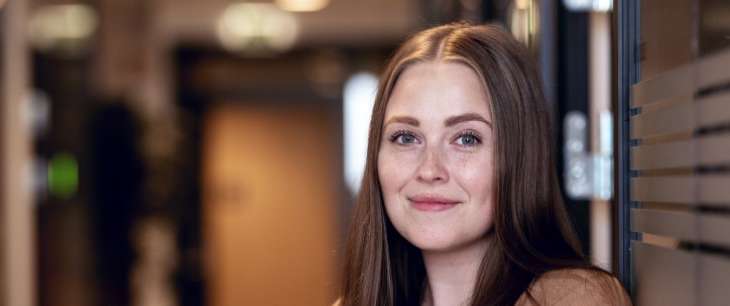 dame med armene i kors