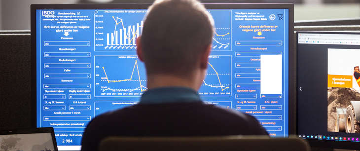Mann foran pc-skjerm på et kontor