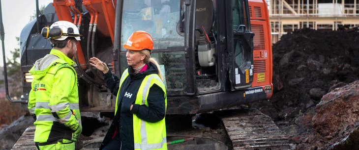 mann og dame på en byggeplass