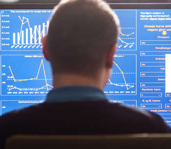 Mann foran pc-skjerm på et kontor