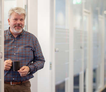 Mann i døråpning på kontor
