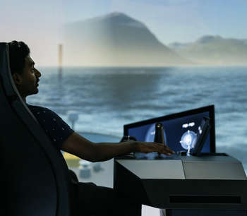 To personer foran en monitor