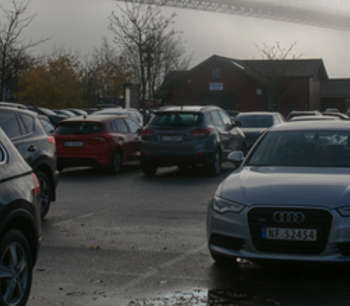 Biler på parkeringsplass