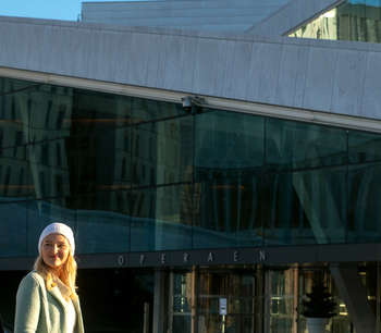 Tre personer går foran operaen i Oslo