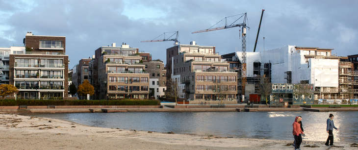 Bygninger bak en strand i Kristiansand