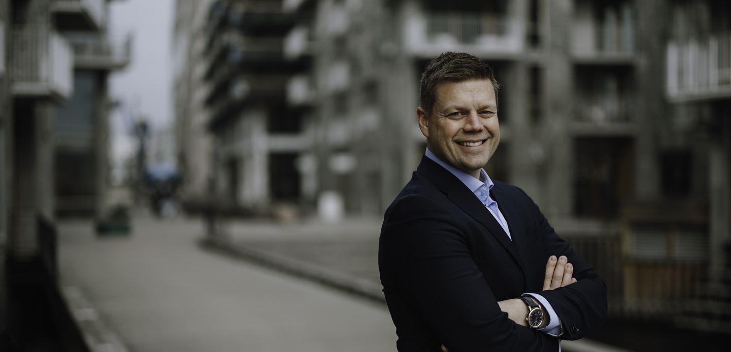 Fire eksperter innen eiendom sitter i et tenkerom og tenker på alle eiendommene de er eksperter på