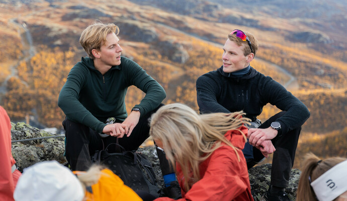 Flere personer på fjellet