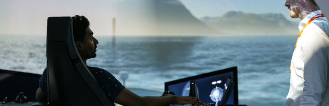 To personer foran en monitor