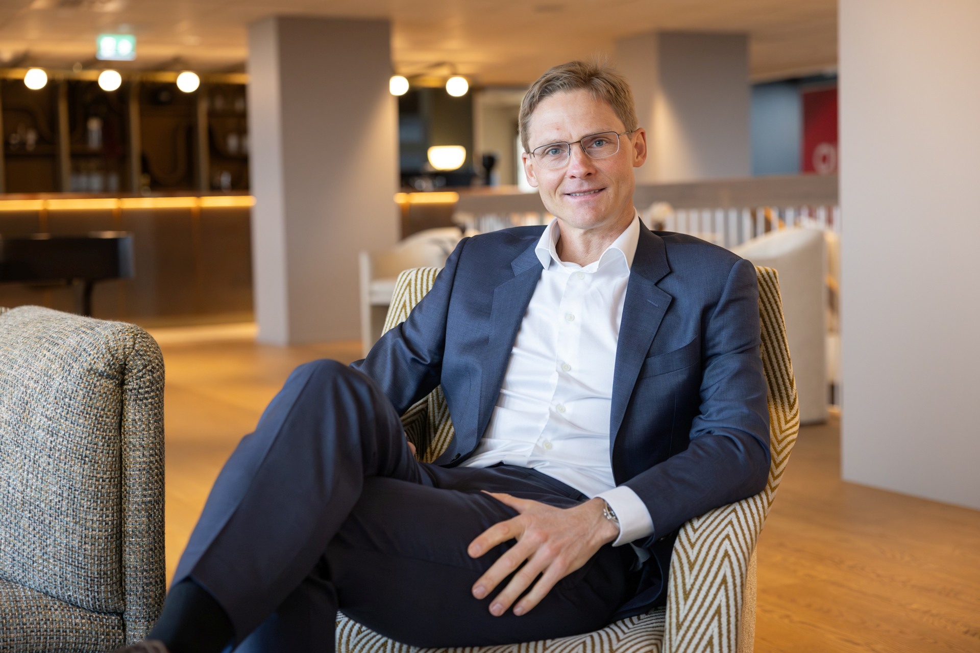 En mann sittende i en lenestol