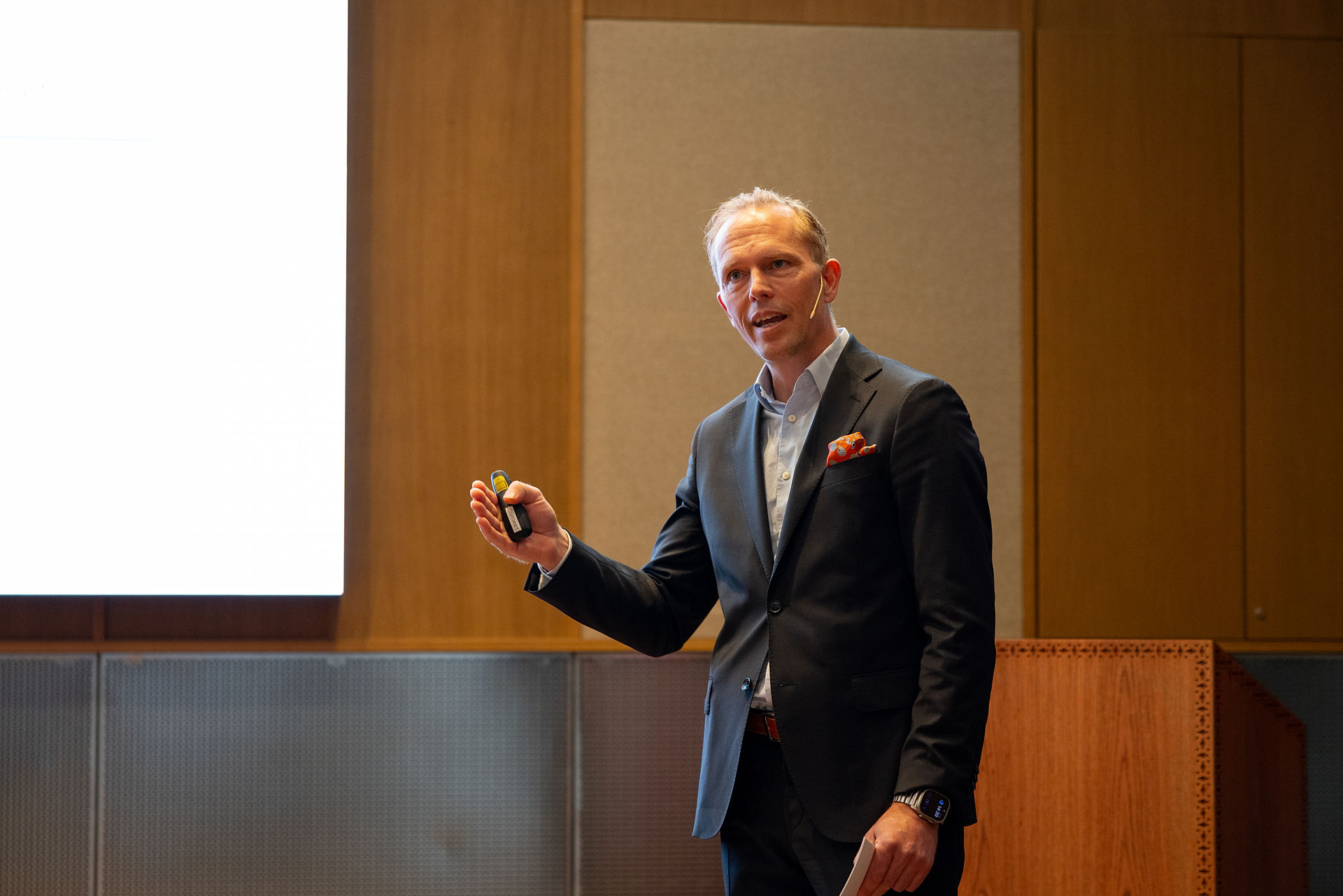 Et bilde som inneholder klær, person, innendørs, vegg  KI-generert innhold kan være feil.   Thomas Dahl, partner i BDO, sier at det haster for bedriftene som fortsatt mangler en beredskapsplan for IT-angrep og uforutsette hendelser.