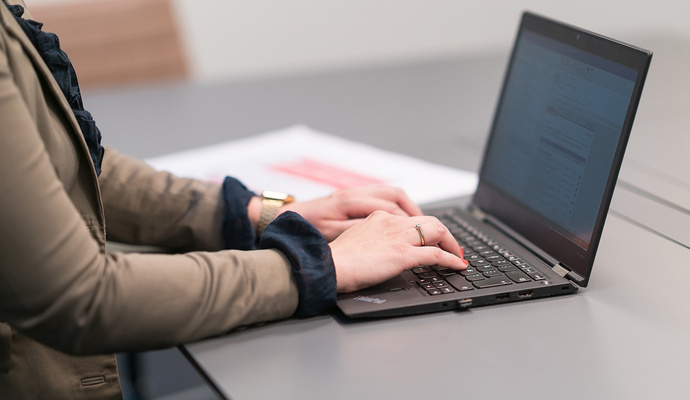 Person jobber på laptop