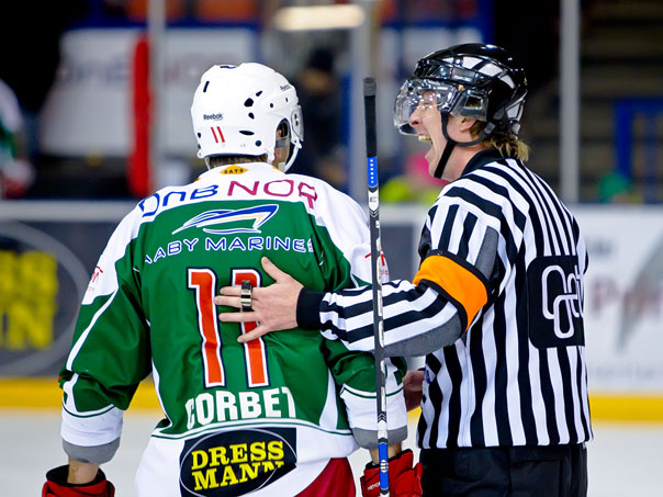 Ishockeyspiller og dommer