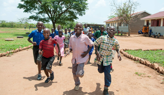 Barn løper i Uganda