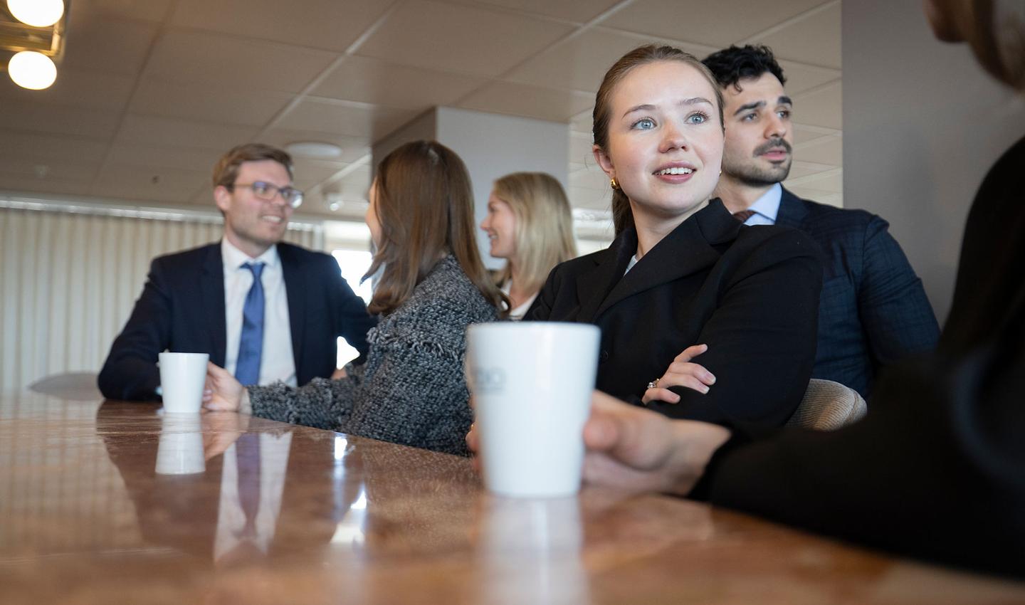 tre advokater står ved et høyt bord og titter på ipaden til han ene mannen og tenker "hvorfor har vi ikke ansatt BDO tidligere"