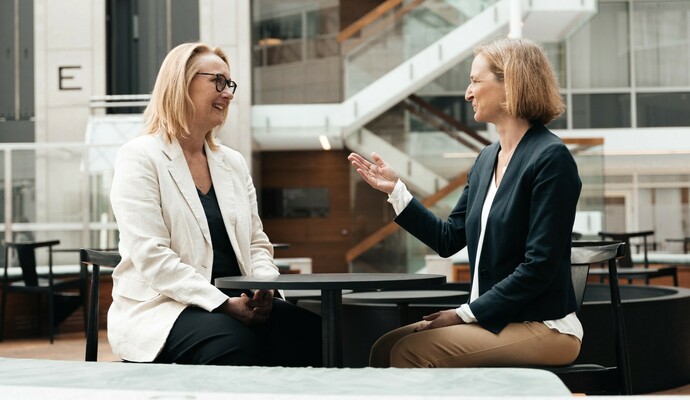 To personer snakker med hverandre