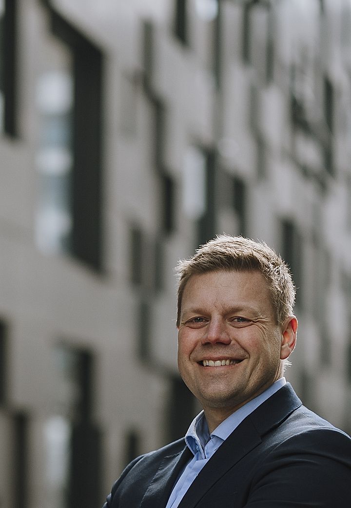 Fire eksperter innen eiendom sitter i et tenkerom og tenker på alle eiendommene de er eksperter på