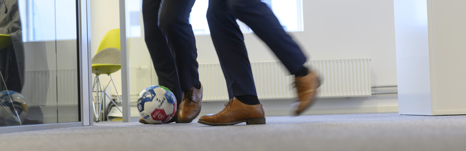 Illustrasjon av to personer som spiller fotball