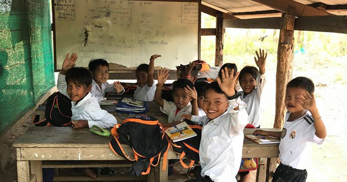 Barn i Kambodsja vinker