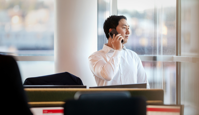 Person snakker i telefon