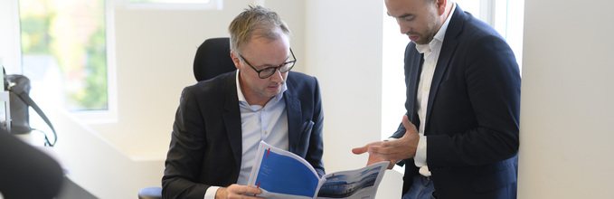Bilde av to personer som diskuterer