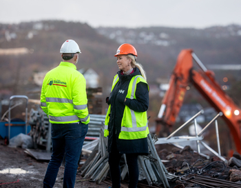 To mennesker på en byggeplass