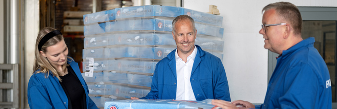 Tre personer på et lager