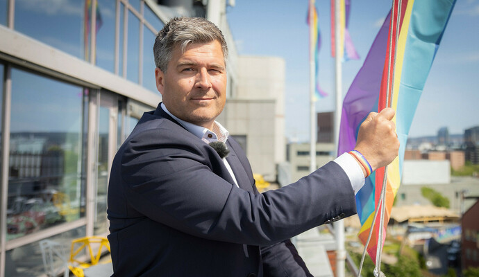 Martin Aasen heiser Pride-flagget