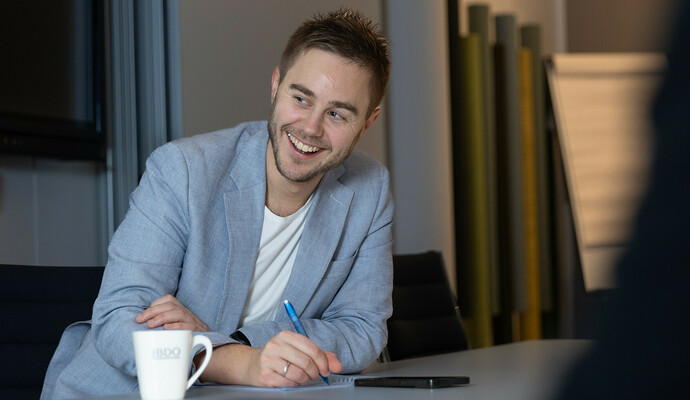 En person som smiler