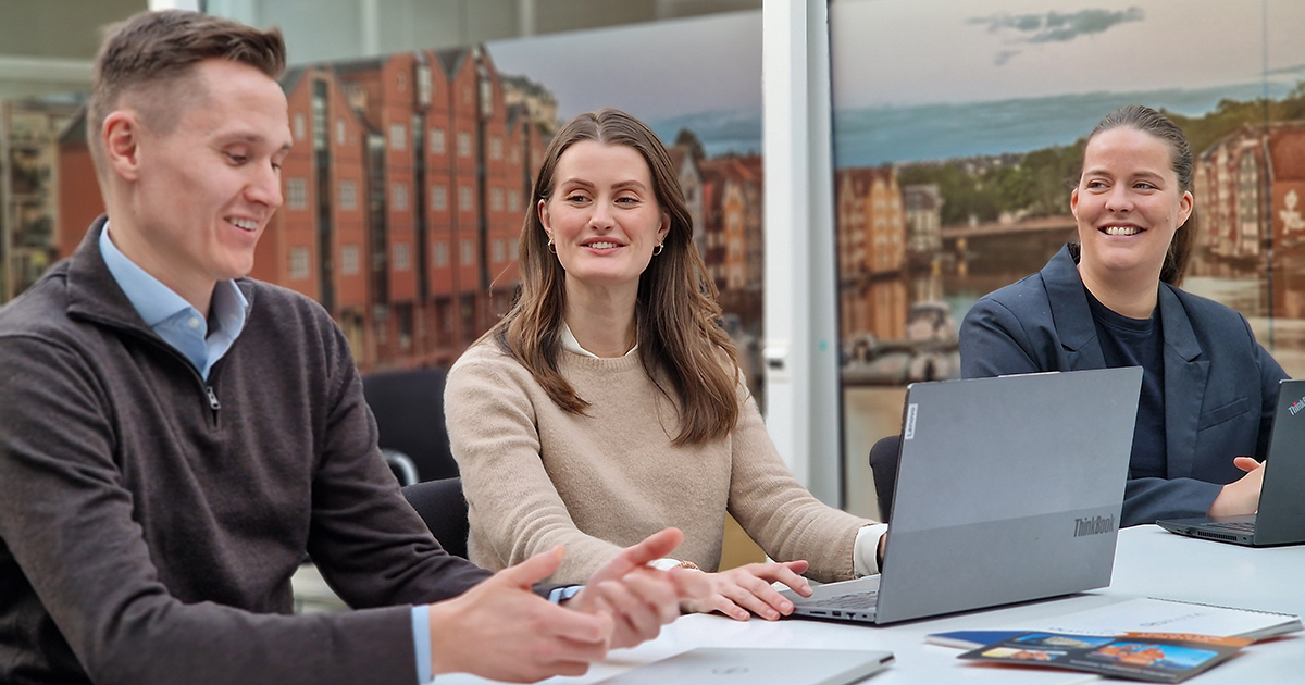Gjengen bak arbeidet sitter ved en pult med pcene åpne. Meget fornøyd med å ha valgt BDO som samarbeidspartner