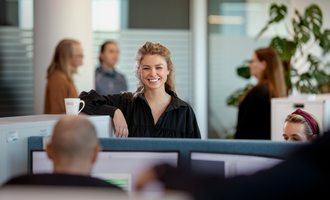 Person som smiler på kontor