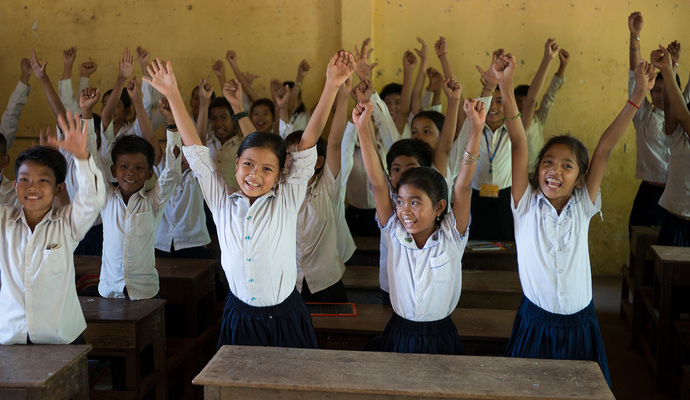 Glad skoleklasse i Kambodsja