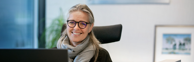 Illustrasjonsbilde av dame foran PC