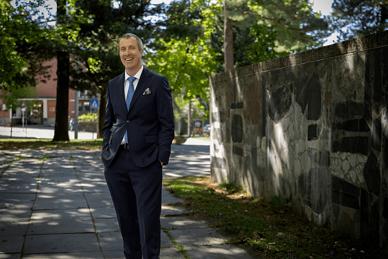 Tre revisorer sitter i rød stoler og diskuterer revisjon og hvorfor det er så innmari viktig