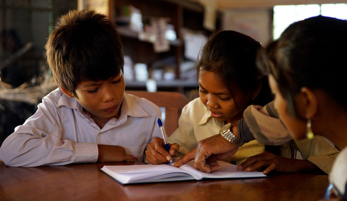 Barn jobber med skole i Kambodsja
